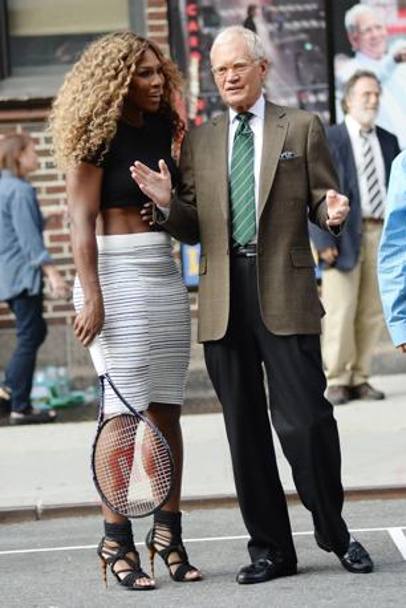 Una  sfida impari, nonostante i  tacchi vertiginosi. Serena Williams e David Letterman si sono lanciati in una partitella di tennis  sulle strade di Ney York, catturando l&#39;attenzione di moltissimi passanti. Lapresse